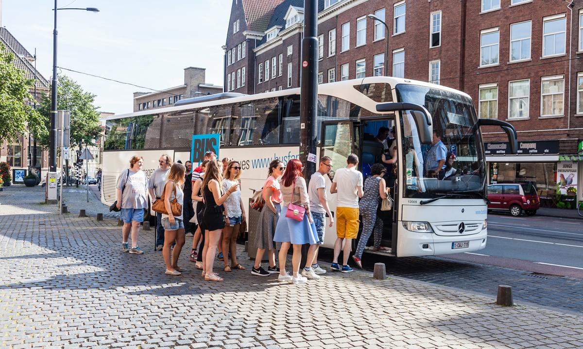 foto groep reizigers busfan